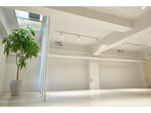 【定期的に個展を開催する地下ギャラリースペース】