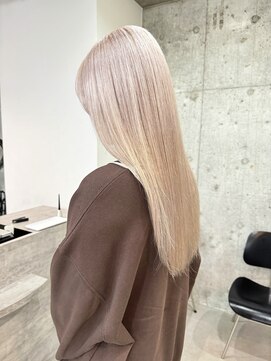 サクラ オモテサンドウ(SAKURA) ファッションに溶け込むハイトーン ホワイトベージュ 表参道