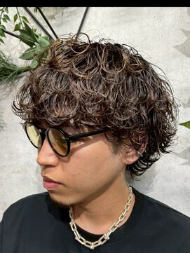 ハーシーバイアポロ 相模大野(HERSHE by apollo) MEN’S HAIR/ブルーブラック/フェザーパーマ/ハイライト