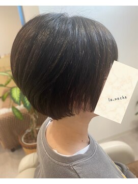 丸み×襟足タイトな大人ショートボブ