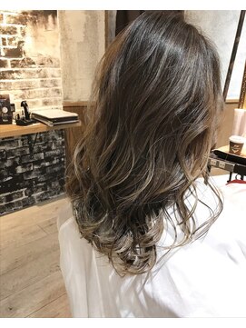 ニーゼロゼロナナ(2007) 柔らかグレージュ