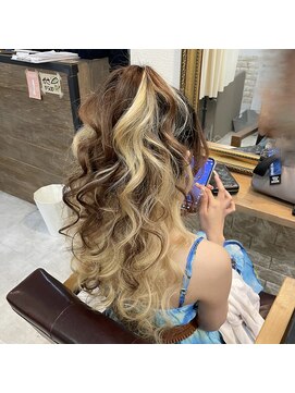 キュア(CURE) ハーフポニー(盛り髪)