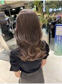赤みレスベージュ×艶巻きロング