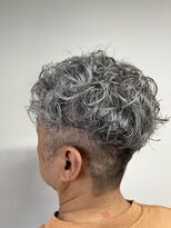 イッヒ 茅ヶ崎(IHHI)&nbsp;大人の品格×遊び心をプラスした《シルバーグレーカール》