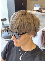 エッジ(EDGE)&nbsp;メンズ大分ハイトーンブリーチミルクティベージュスタイル