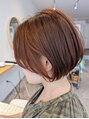 トキ(toki)&nbsp;柔らかい雰囲気のショートボブに。オレンジカラーが映える。