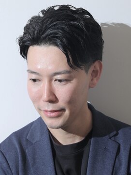 ラヴィニュースタンダードバーバーハナレ 新宿(LAVIE) かき上げセンターパート