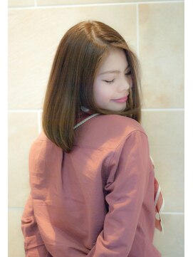 ウッディホワイト(WOODY&WHITE) 大人可愛いミディアム王道ヘア