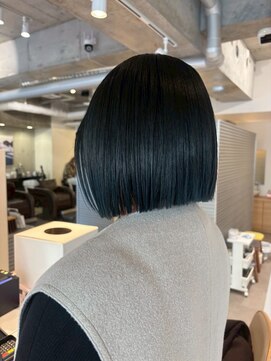 エッジ(EDGE) 艶感ブラック×ぱつっとミニボブ