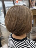 白髪を明るく染めたショートヘア。