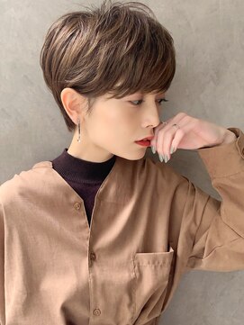 マグ ギンザ(mag ginza) 30.40代にオススメ×艶ベージュ×前髪あり耳掛けショート◎