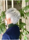 スタイリッシュグレイヘアーショート