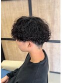 メンズ波巻きスパイラルパーマ刈り上げマッシュスタイル