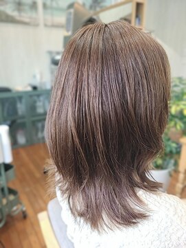 ヒア(HiA) ピンクベージュのミディアムレイヤー