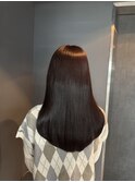 落ち着いた色味の中にも透明感のあるヘアカラー