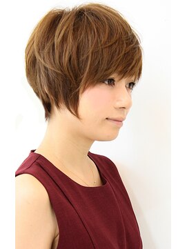 レウナ 外苑前(Reuna) 30代40代50代シルエットを綺麗に見せるショートスタイル