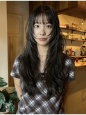ロングでも重みが出ない、透き通ったグレージュヘア