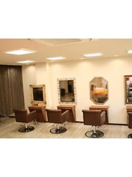 一人ひとりに似合うヘアを提案する、アットホームなサロンで特別な時間を♪マッサージブースもアリ◎