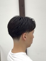 トウキョウクラシックバーバータウン 東京蔵式理髪処(TOKYO CLASSIC BARBER TOWN)&nbsp;センターパート　テーパーフェード