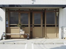 ロクマルキュー(609)の雰囲気（ベージュの扉が目印のentrance.正面には駐車場2台を完備）