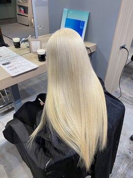 リア 布施店(Lia) ブロンドカラー/ホワイトブロンド