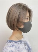 ブロンドヘアピンクグレージュ切りっぱなしボブクールボブ