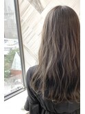 オトナ女子ツヤ髪アッシュカラーふんわりミディシースルーバング
