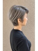 白髪を活かす 上品シルバーショート