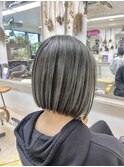シルバーグレーシャドウルーツボブ