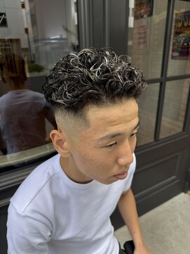 フォーコーナーズ(Four Corners) 極道パーマ/スキンフェード/ バーバー