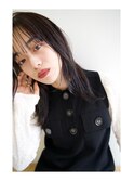 透け感バングで魅せる大人モードスタイル
