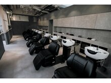 ラベルム バイ エーケー メンズ(La Belleme by AK for Men)の雰囲気(フルフラットのシャンプー台完備。忙しさを忘れる極上の癒やしを)