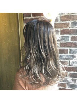 エイミー(Aimee) Aimee 町田　筋感バレイヤージュ×シルバーベージュ