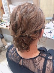 ミディアムヘアをゆるやかシニヨンスタイル ［延山瞳styling］