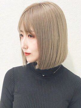 ミスグランディーヴィラス(Miss Grandee VILLAS) ハイトーンブリーチくすみベージュ大人ボブ