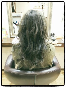 リン ヘアファクトリー アンド アイラッシュサロン(RIN) ハイライトアッシュグレージュカラー＋ゆるふわ巻きロング