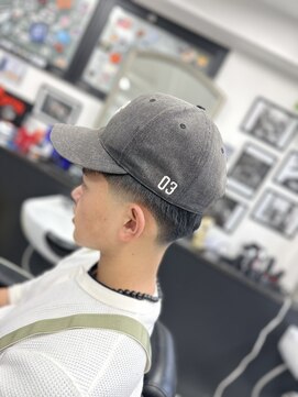 ザ フェイダーズ(The Faderz) テーパーフェードツーブロック伸ばしかけバーバースタイル短髪