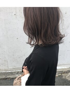 ヘアデザイン ソラ(Sola) 柔らか暗髪モカブラウン 外ハネくびれウェーブミディ