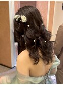 パールとフラワーが彩る大人可愛いダウンスタイル