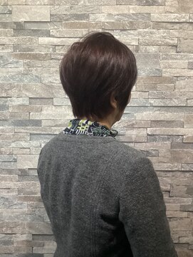 ヴィソップ(V.S.O.P) ショートカットと白髪ぼかしで軽やかスタイル