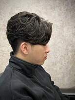 キタセンジュバーバー バイ ティーズ(KITASENJU BARBER by T's)&nbsp;ニュアンスフェザーパーマ　センターパート　前下がり