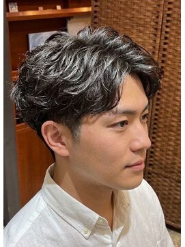 ジェットブラックキューサンロク(JET BLACK 936) フェザーパーマ【センターパート】×眉デザインカット