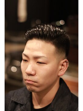 バーバーショップ レガロ(REGALO) 左サイドパート+スキンフェード