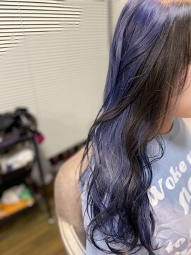 ジウ 上通り(JIU) 20代30代小顔ゆるふわセミロングネイビーインナーカラーブラック