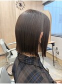 艶感たっぷりの切りっぱなしボブで大人の洗練スタイルに