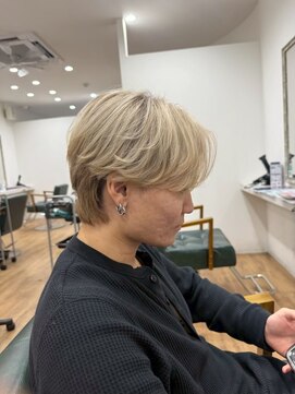 アクルヘアーバイテソロ(AKUR hair by tesoro) フェザーショート