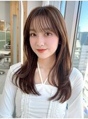 透明感カラーと顔周りレイヤーで垢抜ける、大人可愛いロングヘア