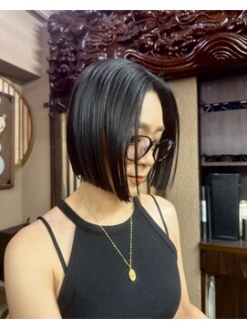 ボリューム(VOLUME) 黒髪/切りっぱなしボブ/タイト/モード感/ハイトーン/ブロンド