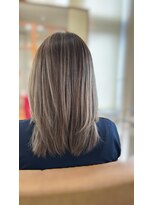 テオ(Teo)&nbsp;透明感ハイライト×ミディストレート