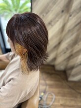 ルネッサンスヘアー ラファエロ(RAFFAELLO)&nbsp;艶々グレーカラー ×サイドインナーブリーチ